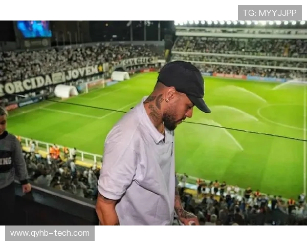 足球明星因伤拄拐杖走路引发球迷关注背后故事令人心疼